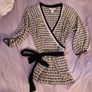 Le Grange Cream and Black Faux Wrap Top Size S